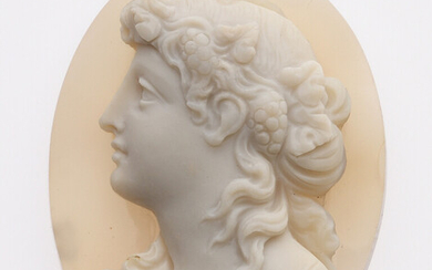 Lot 76,1 CAMEE sur agate à décor d'une jeune femme de profil tournée vers la gauche. Epoque début du XIXème siècle. 3.9 x 3 cm.