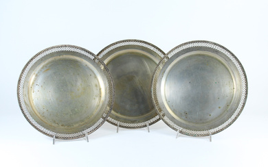 Lotto composto da tre piatti circolari in argento con profilo traforato (g 2000) (d. cm 31) (difetti)