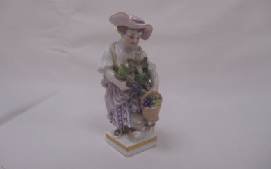MEISSEN, petite sculpture en céramique, figurant une jardinière. 19e cm. Haut.: 10 cm (restauration)