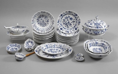 Meissen grand service de table "motif oignon pour douze personnes, 38 pièces, marques d'épées bleues...