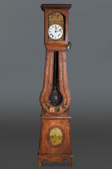 Morez-type antechamber clock in oak wood with flower-painted decoration and hunting scene in reserve. 19TH CENTURY. Gilded brass plate with chiselled decoration and dial with Roman numerals. Mechanical rope lock. With pendulum and weights. Some