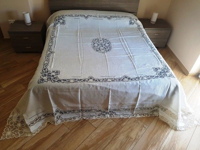 Museum-quality bedspread made of pure 100% linen with handmade silk thread Venice Burano and satin stitch embroidery