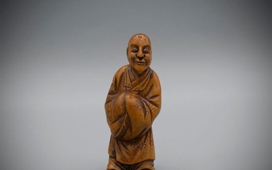 Netsuke (1) - Boxwood - Boxwood netsuke of a standing Chinese literatus - Japan - Mid 19th century
