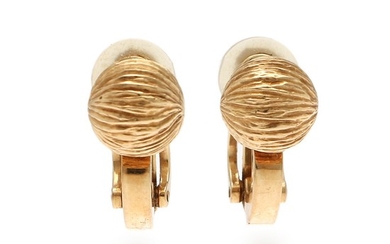 Ole Lynggaard: A pair of ear clips of 14k gold. L. 2 cm. Weight app. 7 g. (2)