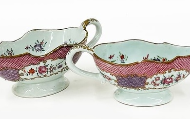 PAIR OF CHINESE EXPORT PORCELAIN SAUCE BOATS
