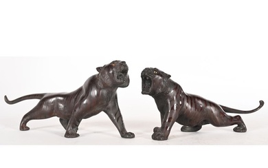 PAIRE DE SUJETS en bronze à patine brune représentant des tigres debout. Yeux sulfures. Travail...