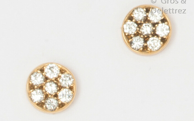 Pair of circular ear chips in yellow gold, paved with brilliant-cut diamonds. Diameter: 8mm. Rough weight: 2.5g.