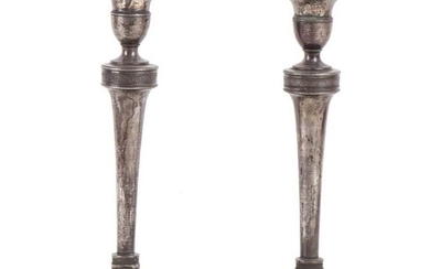 Paire de chandeliers italiens en argent - Naples, 1824-1832Base de forme circulaire avec décor de...