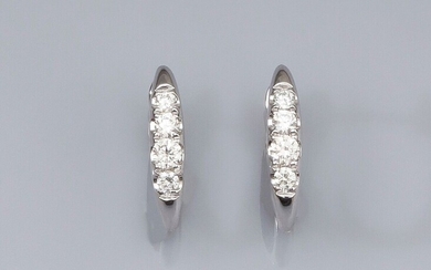 Paire de créoles en or gris 750°/°° (18K), chacune est sertie de quatre diamants taille...