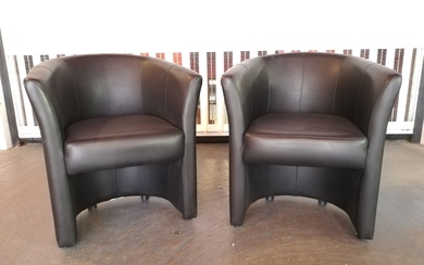 Paire de fauteuils PICCOLOmodèle « Concorde » en simili cuir noir. 76x65x60cm