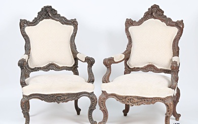 Paire de fauteuils en bois mouluré richement... - Lot 161 - Vasari Auction