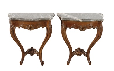 Paire de tables de chevet en porte-à-faux, de style Louis XV, en bois sculpté. Supports...