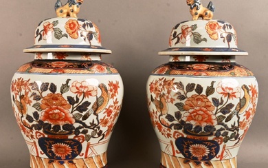 Paire de vases couverts en porcelaine du Japon