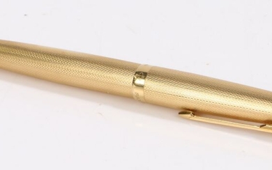 Parker 18 carat gold fountain pen, with an engine turned case, 13.5cm long