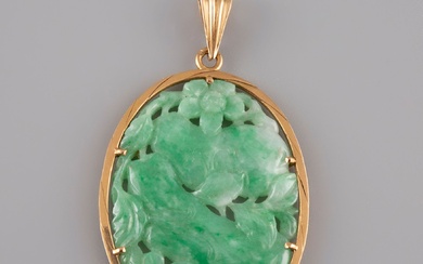 Pendentif en jade représentant un oiseau branché sur monture en or jaune 18K 750°/°°, poinçon...