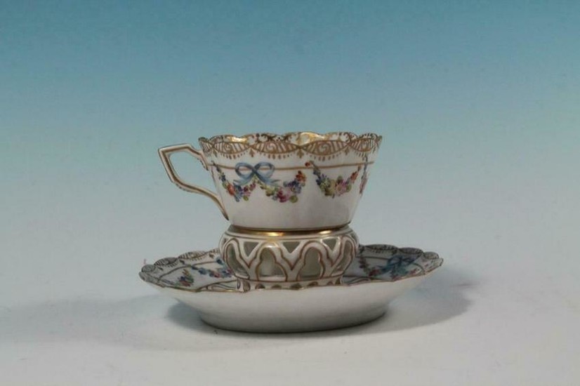 RARE EARLY MEISSEN 3-1/2" CUP FINE SCALLPED TOP UNUSUAL