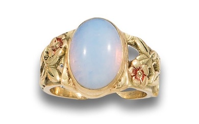 RING, ANTIQUE STYLE, IN YELLOW GOLD CABOCHON