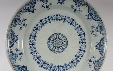 ROUEN Grand plat circulaire en faïence à décor en camaïeu bleu de lambrequins et au...