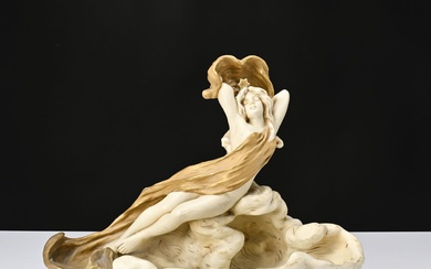 ROYAL DUX, Important centre de table en porcelaine polychrome figurant Vénus sortant des flots reposant...