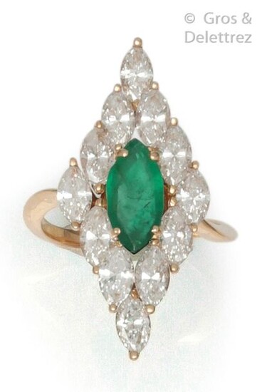 Ring " Marquise " in yellow gold, decorated with a shuttle-shaped emerald in a ring of shuttle-cut diamonds. Tour of doigt : 53. P. Brut : 5.6 g.