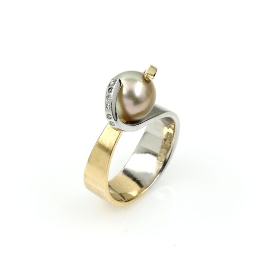 Ring with pearl and brilliants , YG...