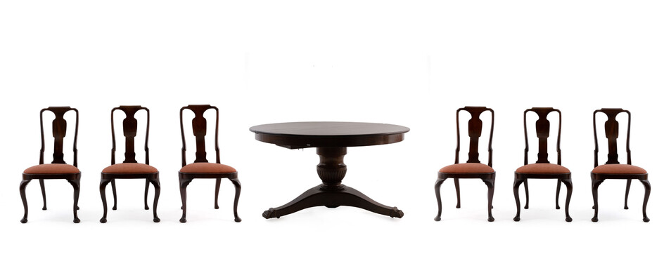 Ronde tafel met zes stoelen. Cubaans mahonie. Kan tot grote tafel verlengd worden met drie aparte houten stukken. Met