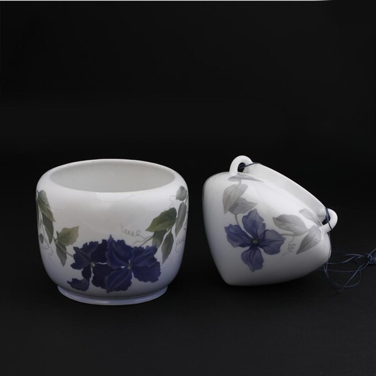 SOLD. Royal Copenhagen: A porcelain hanging planter and a flowerpot, decorated with flower decor in green and blue. (2) – Bruun Rasmussen Auctioneers of Fine Art
