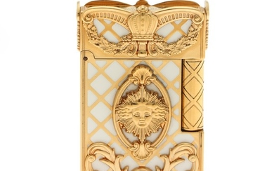 S. T. Dupont: A “Versailles” Limited Edition small ligne 2 lighter set with white lacquer and trimmings of fine gold. Measurements 37×58 x 16 mm. London 2008.