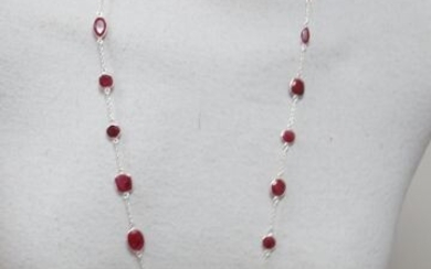 Sautoir en argent et perles de rubis. Long.: 39 cm (fermé)