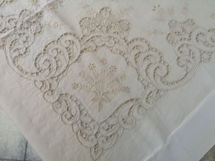 Spectacular!! pure linen tablecloth x 12 with hand Intaglio and Full Stitch embroidery - 265 x 175 cm - Linen - 21st century