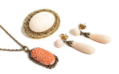 THREE PIECES OF CORAL & GOLD JEWELLERY