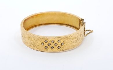 TRAVAIL Français 1900 Bracelet jonc en or jaune 750° finement ciselé parsemé de perles probablement...