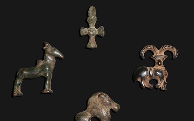 Un lot réunissant une très belle fibule représentant un ibex, deux bronzes zoomorphes, et un...