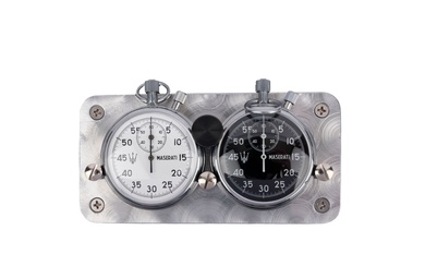 Une paire de chronomètres en acier chromé, pour une durée de 1 minute et des...