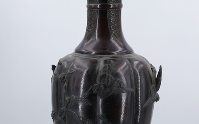 Vase balustre en bronze à panse côtelée à décor en relief d'oiseaux branchés. Japon, époque...