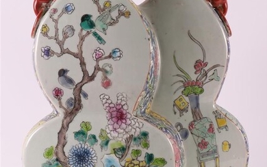 Vase double en porcelaine à mascerons annelés en guise d'oreilles, Chine 21e siècle. Décor polychrome...