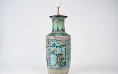Vase rouleau en porcelaine et émaux famille rose sur un fond vert et turquoise, à...
