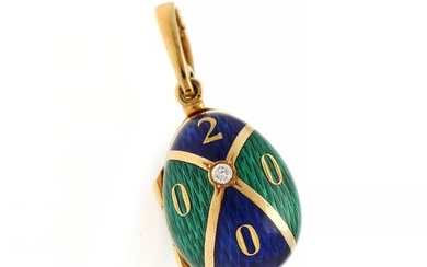 Victor Mayer: A Fabergé egg endant set with green and blue enamel and a diamond and a hidden four-leaf clover , mounted in 18k gold. L. 35 mm.