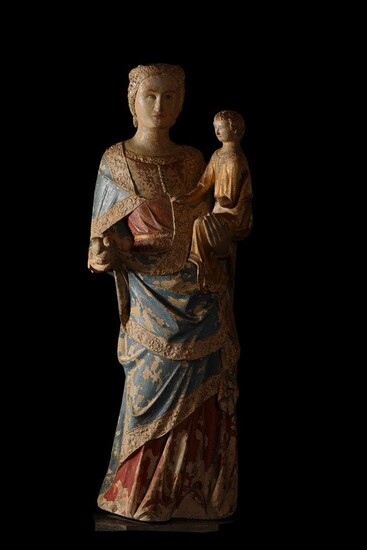 Vierge à l’Enfant en pierre calcaire avec polychromie d'origine. La Vierge est représentée debout, hanchée....