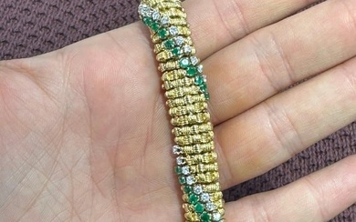 Vintage 18 Karat Yellow Gold Emerald Diamond Woven Motif Bracelet 61.1 Grams