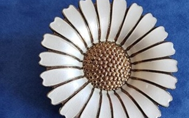 Volmer Bahner (b. Fredericia 1912, d. Ærøskøbing 1995) A daisy brooch set with white enamel, mounted in gilded sterling silver. Omkreds 14 cm.