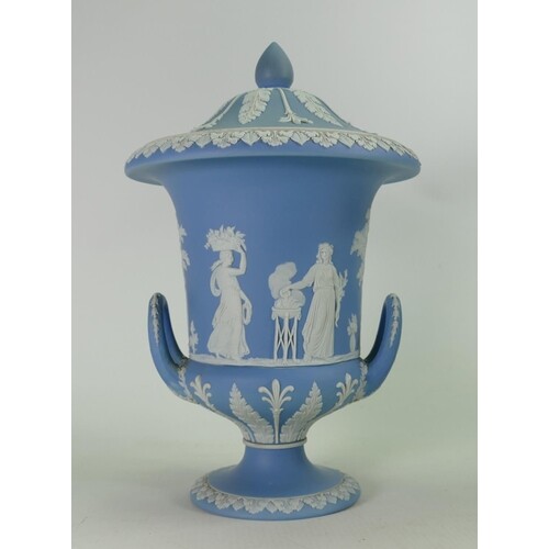 Wedgwood light blue dip urn and cover: Height 28cm.