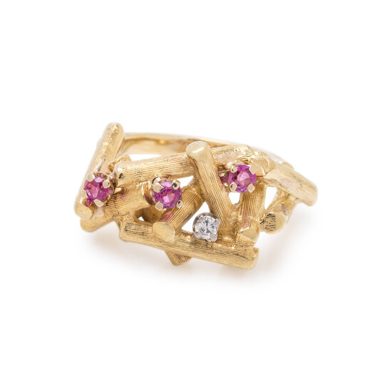 YELLOW GOLD, DIAMOND AND RUBY RING