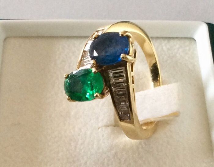 Yellow gold and natural precious stones - Ring Sapphire, Emerald and Diamonds