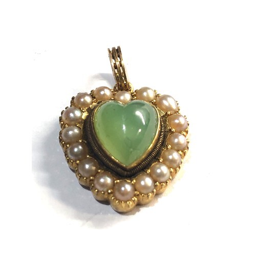 18ct gold heart shaped jade and seed-pearl pendant measures ...