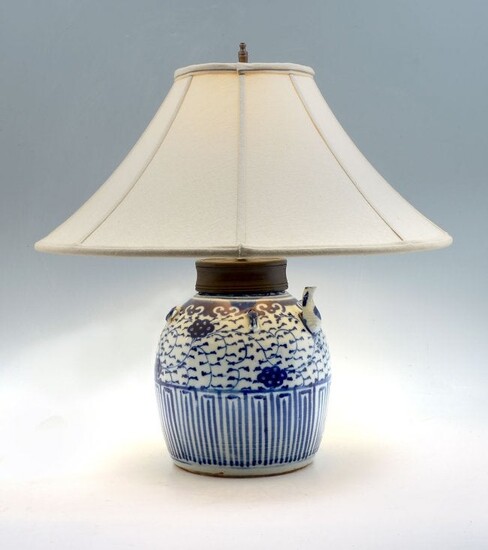 19TH C. CHINESE BLUE AND WHITE PORCELAIN LAMP