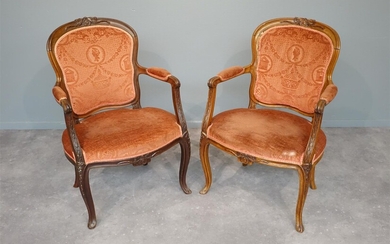 (-), 2 mahonie fauteuils met boogvormige rug, bekroond...