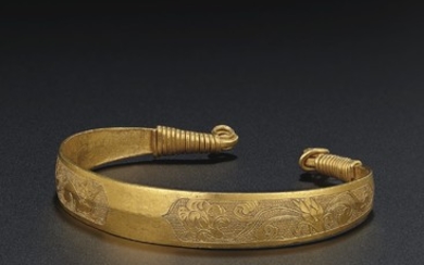 A FINE GOLD BRACELET, TANG DYNASTY (AD 618-907)