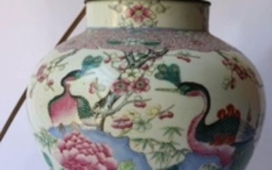 Chine. Vase de forme balustre en porcelaine à déco…
