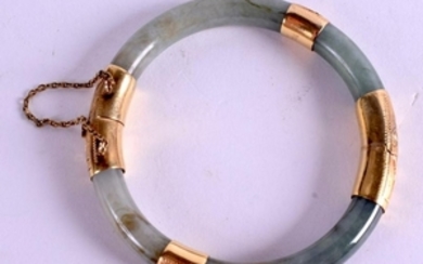 A CHINESE 14CT GOLD AND JADEITE BANGLE. 7 cm wide.